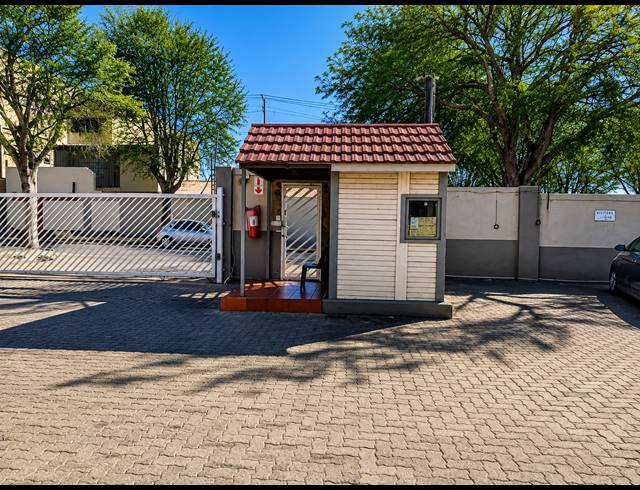 2 BEDROOM FLAT FOR SALE IN REWLATCH